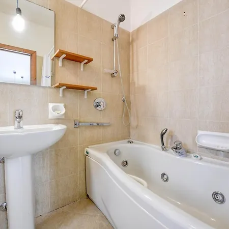 Desenzanoloft Official Partner Marriott Homes & - Queen Of Castle View