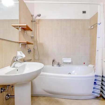 Desenzanoloft Official Partner Marriott Homes & - Queen Of Castle View